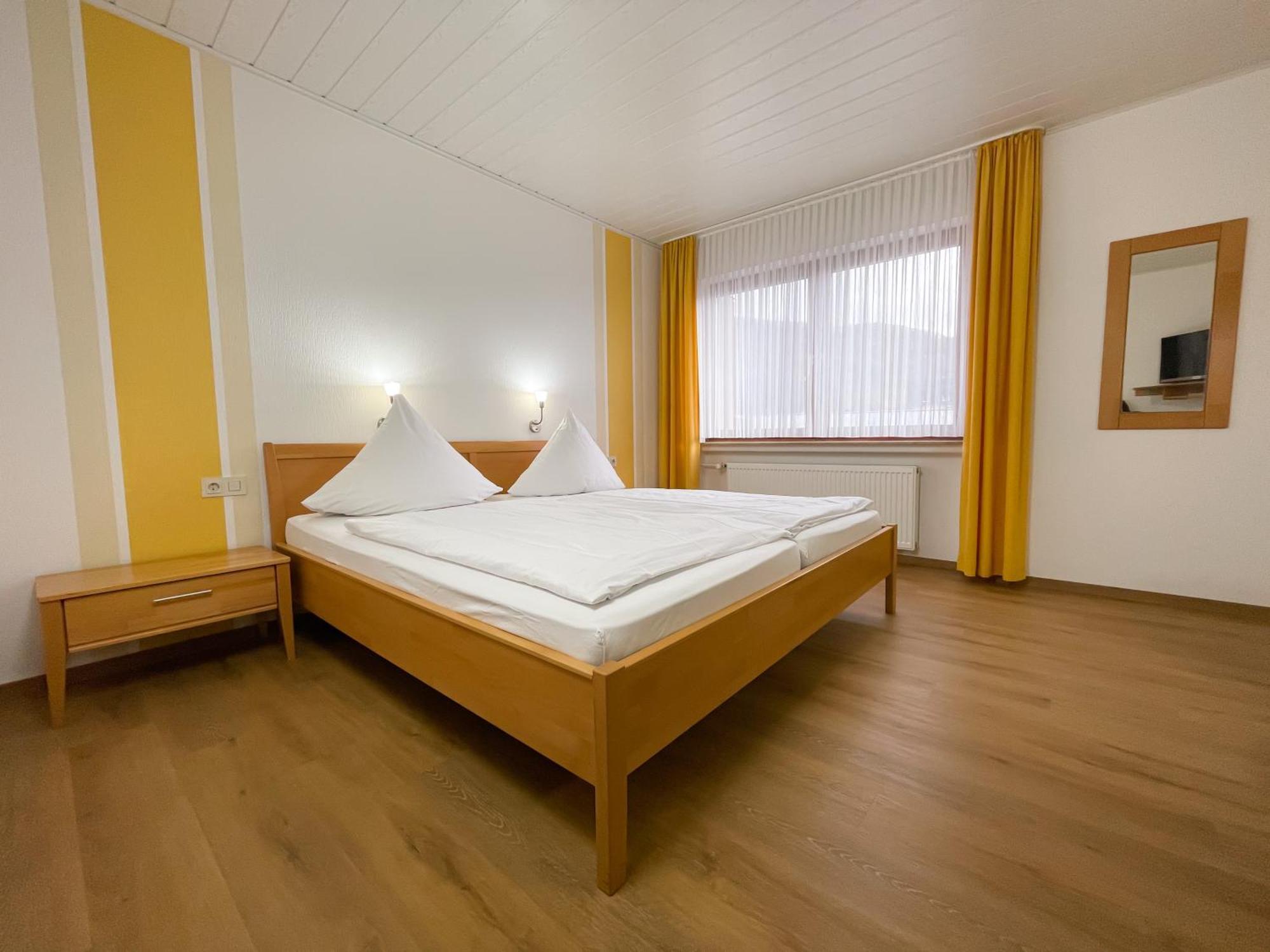 Hotel Weinhaus Hirschen Bruttig Exterior foto