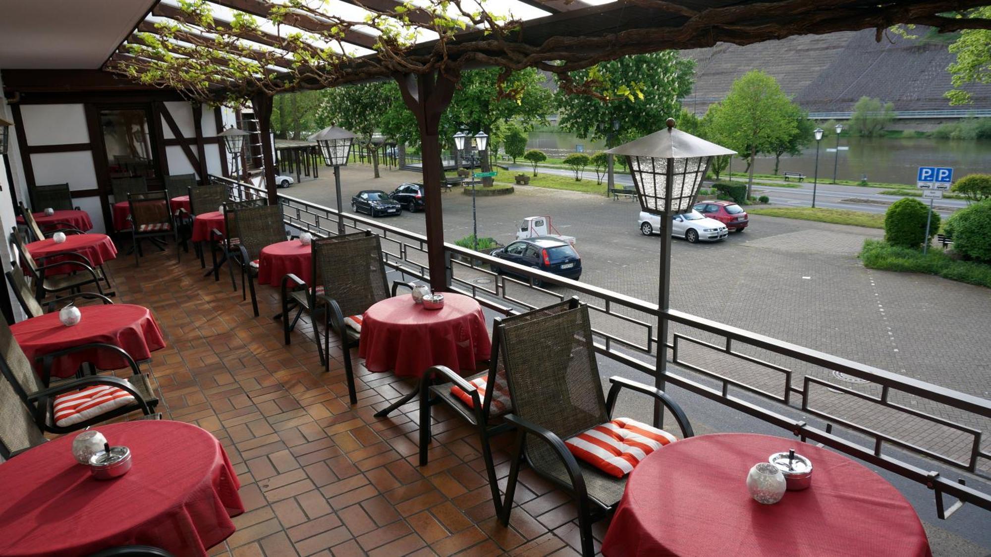 Hotel Weinhaus Hirschen Bruttig Exterior foto